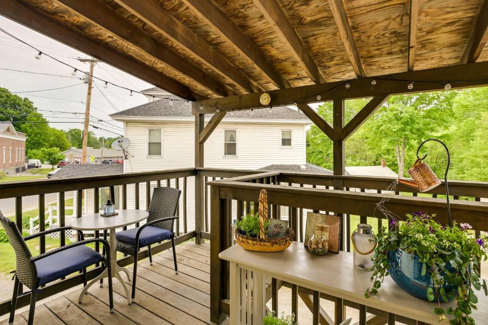 Chic and Central Apartment about 6 Mi to Sebec Lake!